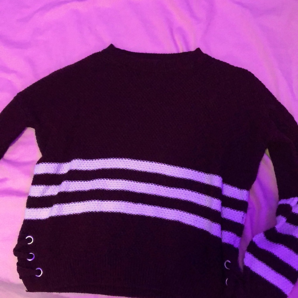 maroon and white sweater